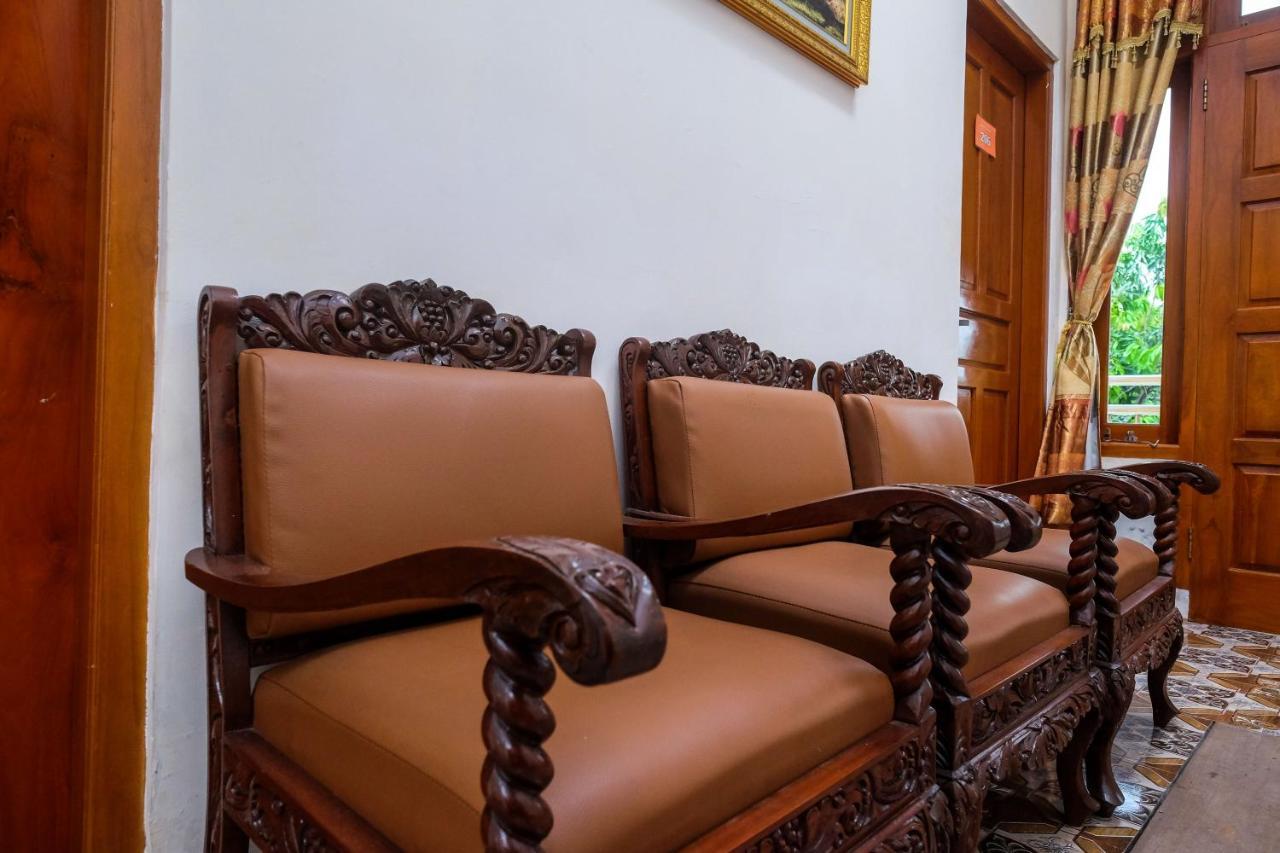 Reddoorz Syariah @ Griya Thamrin Manahan Solo Extérieur photo