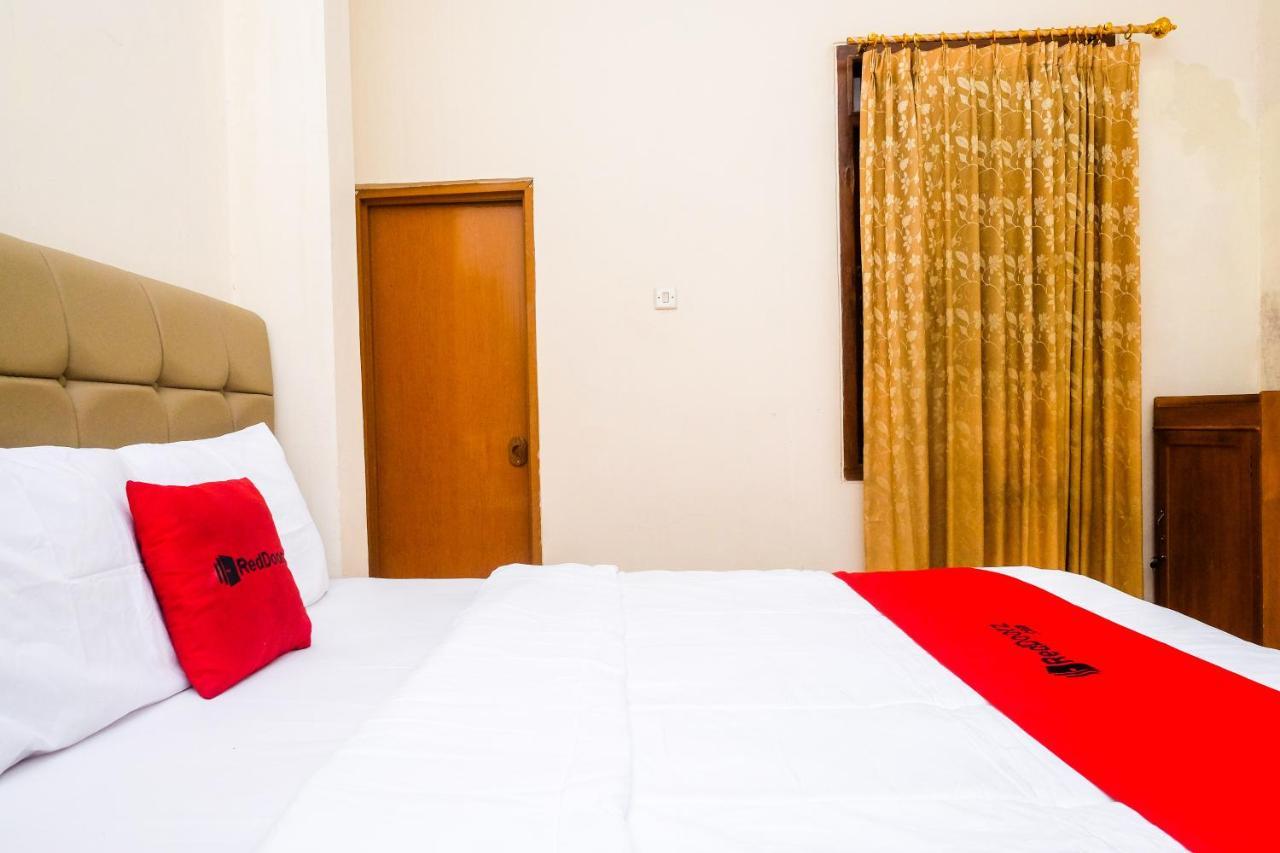Reddoorz Syariah @ Griya Thamrin Manahan Solo Extérieur photo