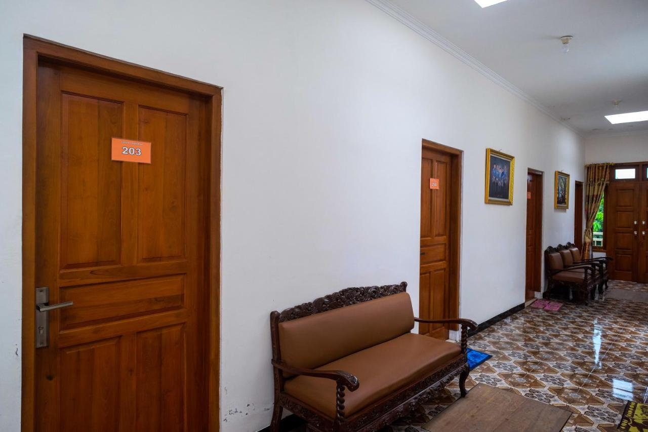 Reddoorz Syariah @ Griya Thamrin Manahan Solo Extérieur photo